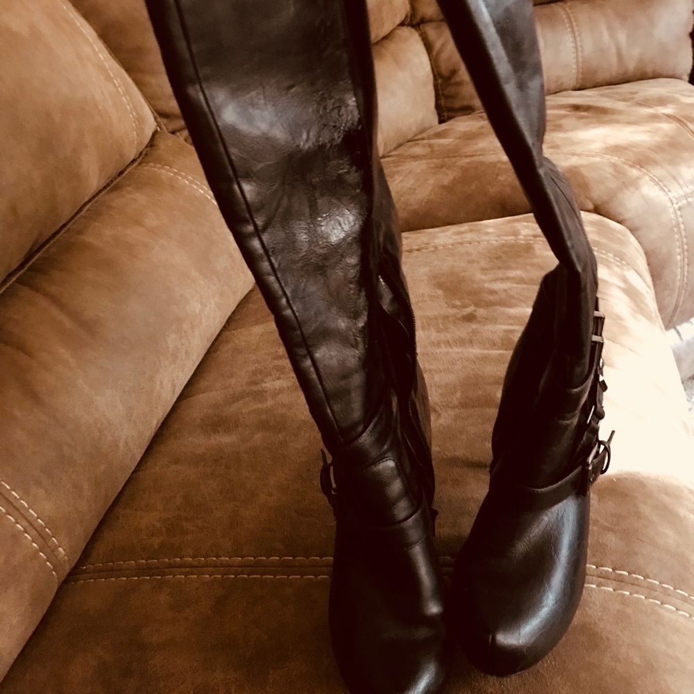 Beautiful guess boots leather
